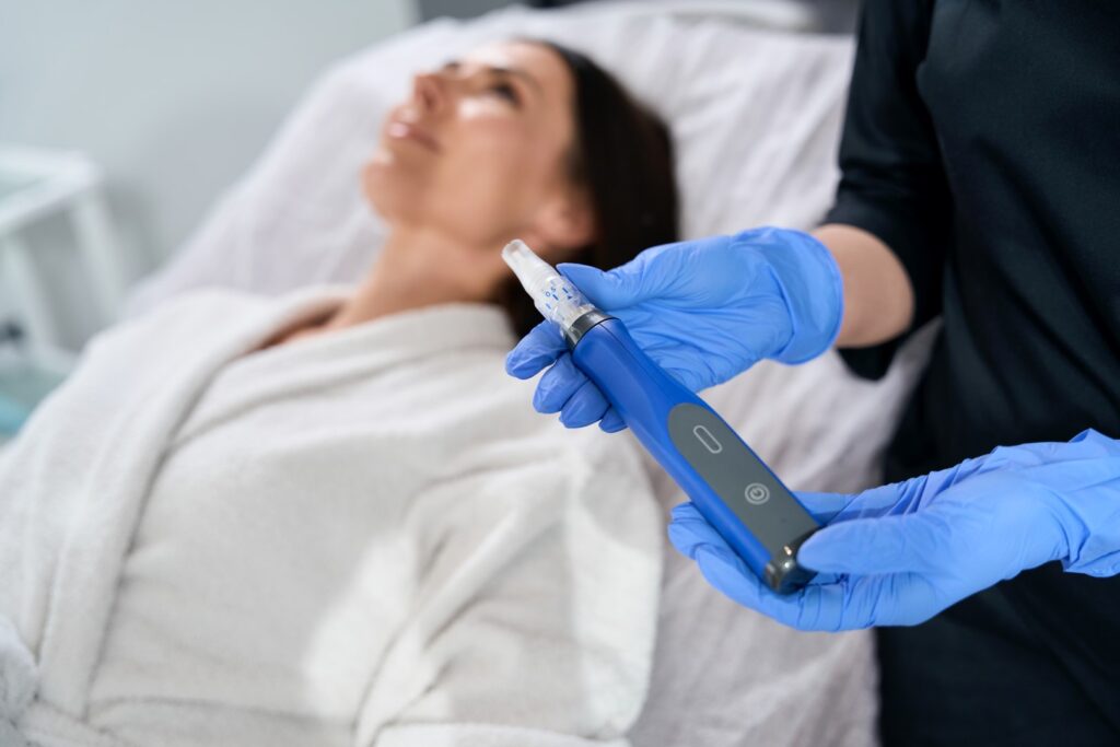 doctor holding skinpen for microneedling treatment